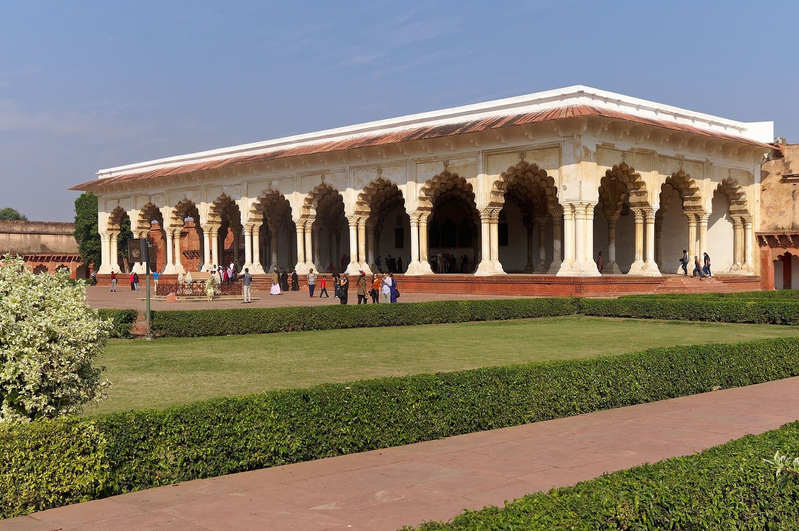The Diwan-i-Am at Agra Fort, a white hall of scalloped arches on a red sandstone plinth, lawn in front