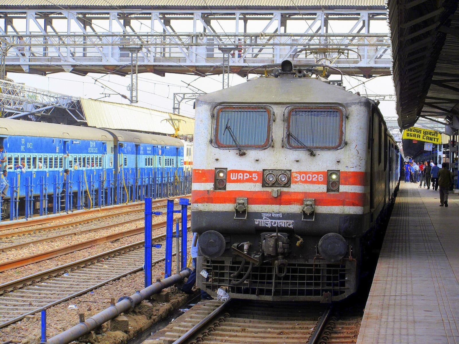 A white WAP-5 electric locomotive with red stripes at the head of the Bhopal Shatabdi, a Delhi to Agra train, at platform 1 of Agra Cantt station